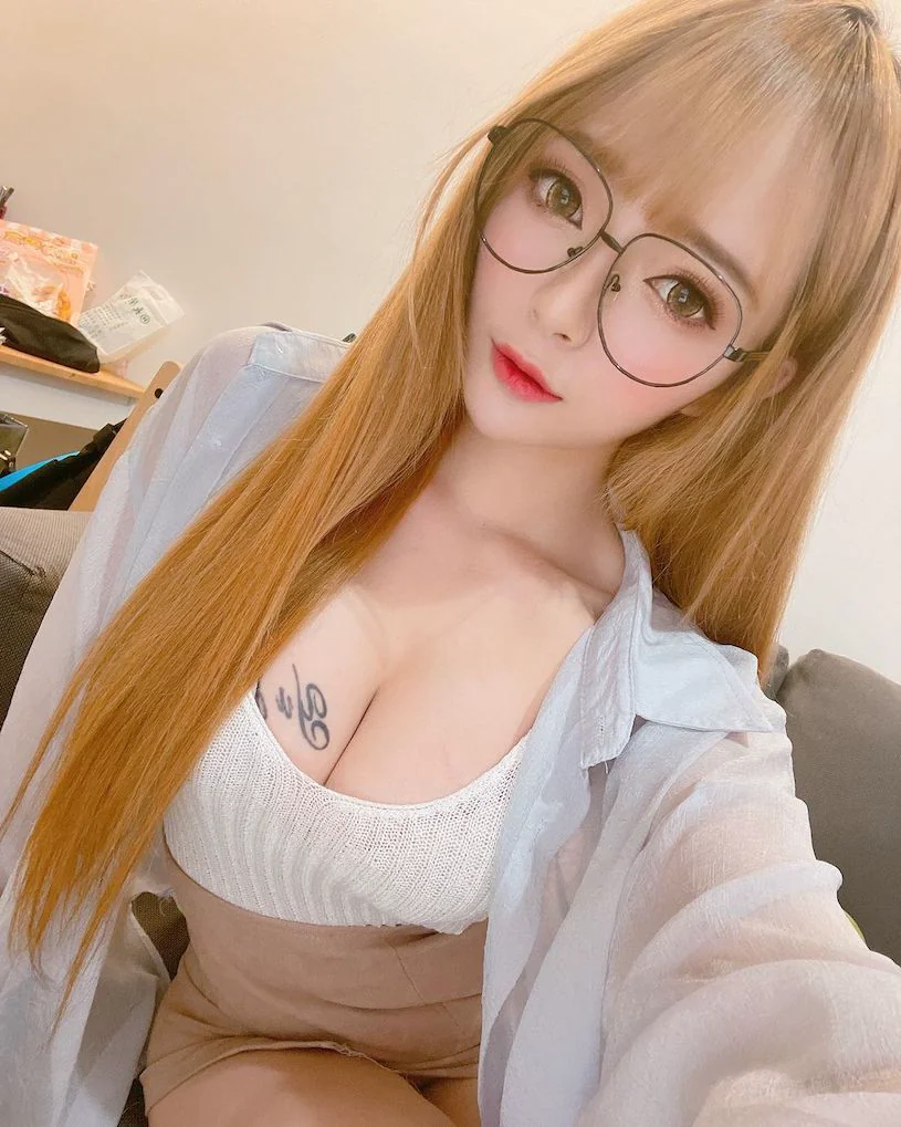 性感小隻馬「妮妮」女僕裝兇到爆，「性感美乳視角」讓人受不了！ - 網路美女