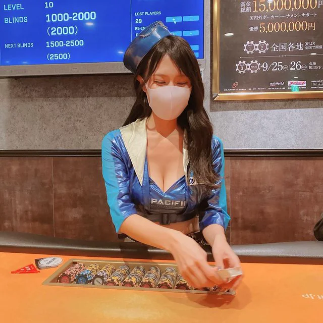 賭場驚見「氣質荷官」爆乳發牌　口罩下藏甜美臉蛋 - 網路美女