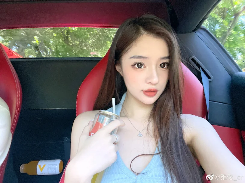 高挑正妹「學院風造型好撩人」，「逆天大長腿」成焦點！ - 網路美女