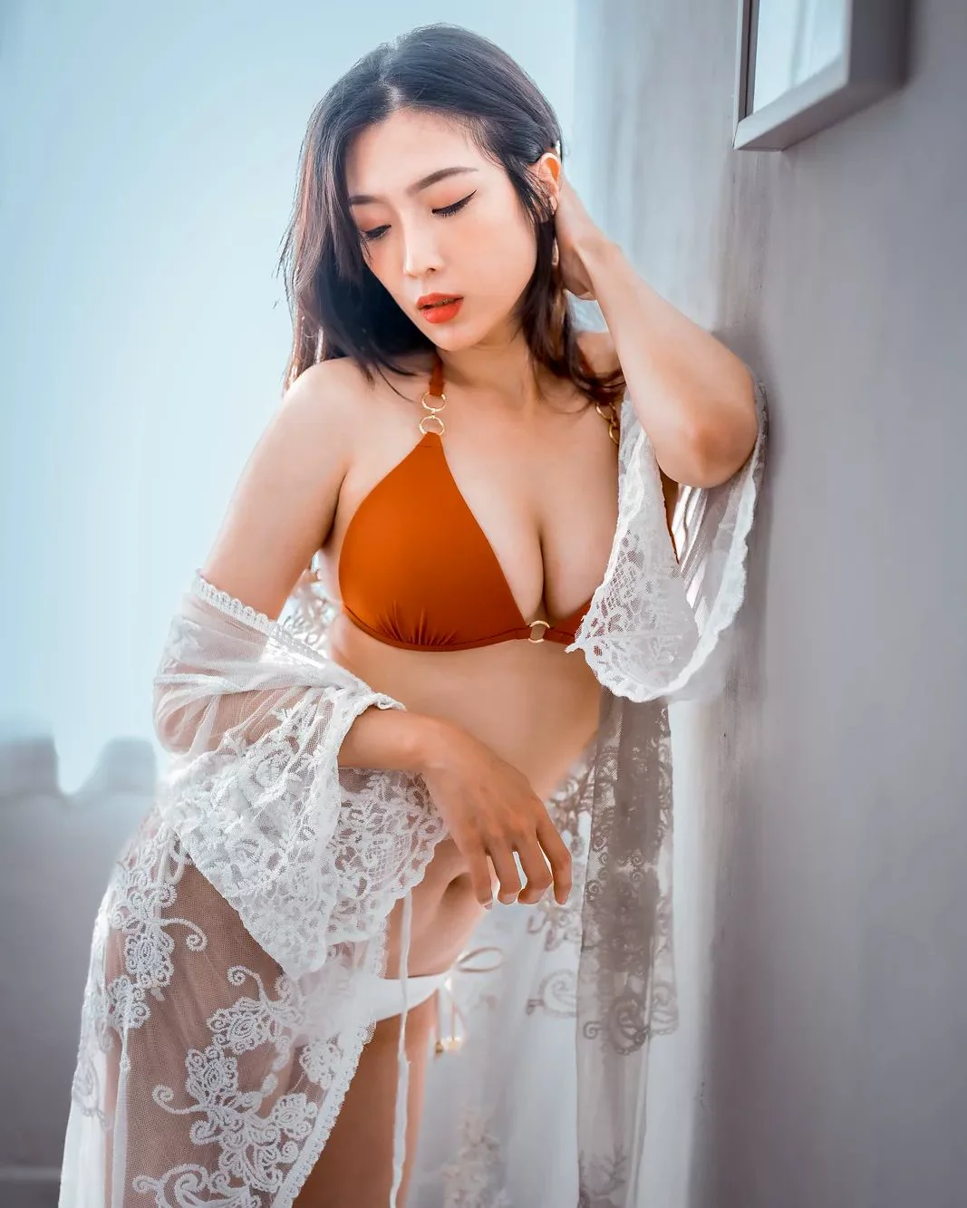 壓扁了啦！長腿家政婦「米可」擦玻璃炸奶畫面好誘惑 - 網路美女