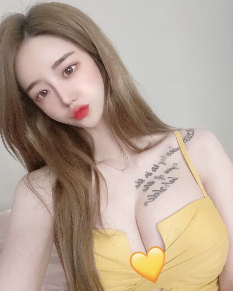 網拍正妹「房間辣照太爆乳」，「快滿出的乳球」誘惑滿滿！ - 網路美女