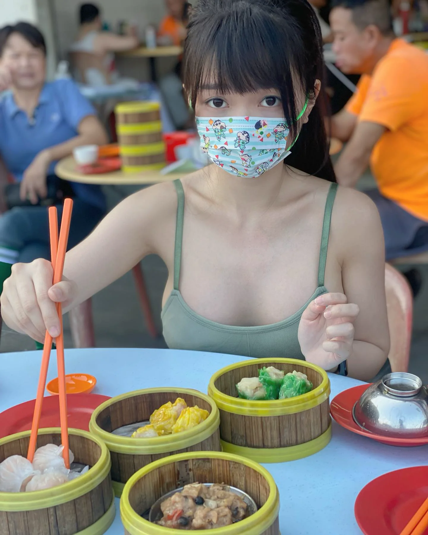 以形補形！巨乳正妹挺「大白包子」吃港點　乳量快要溢出來啦！ - 網路美女