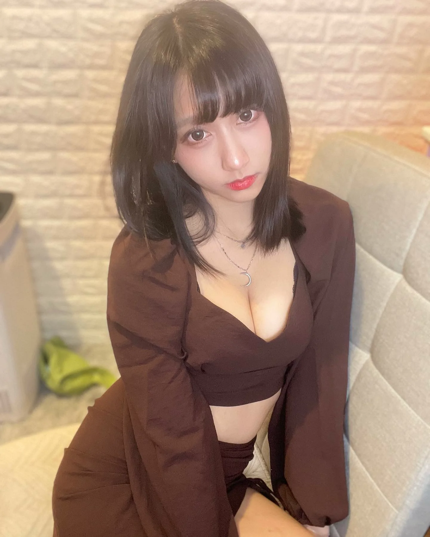 「大眼少女」自拍神情超誘惑，「無辜掏乳」偷顯邪惡思維 - 網路美女