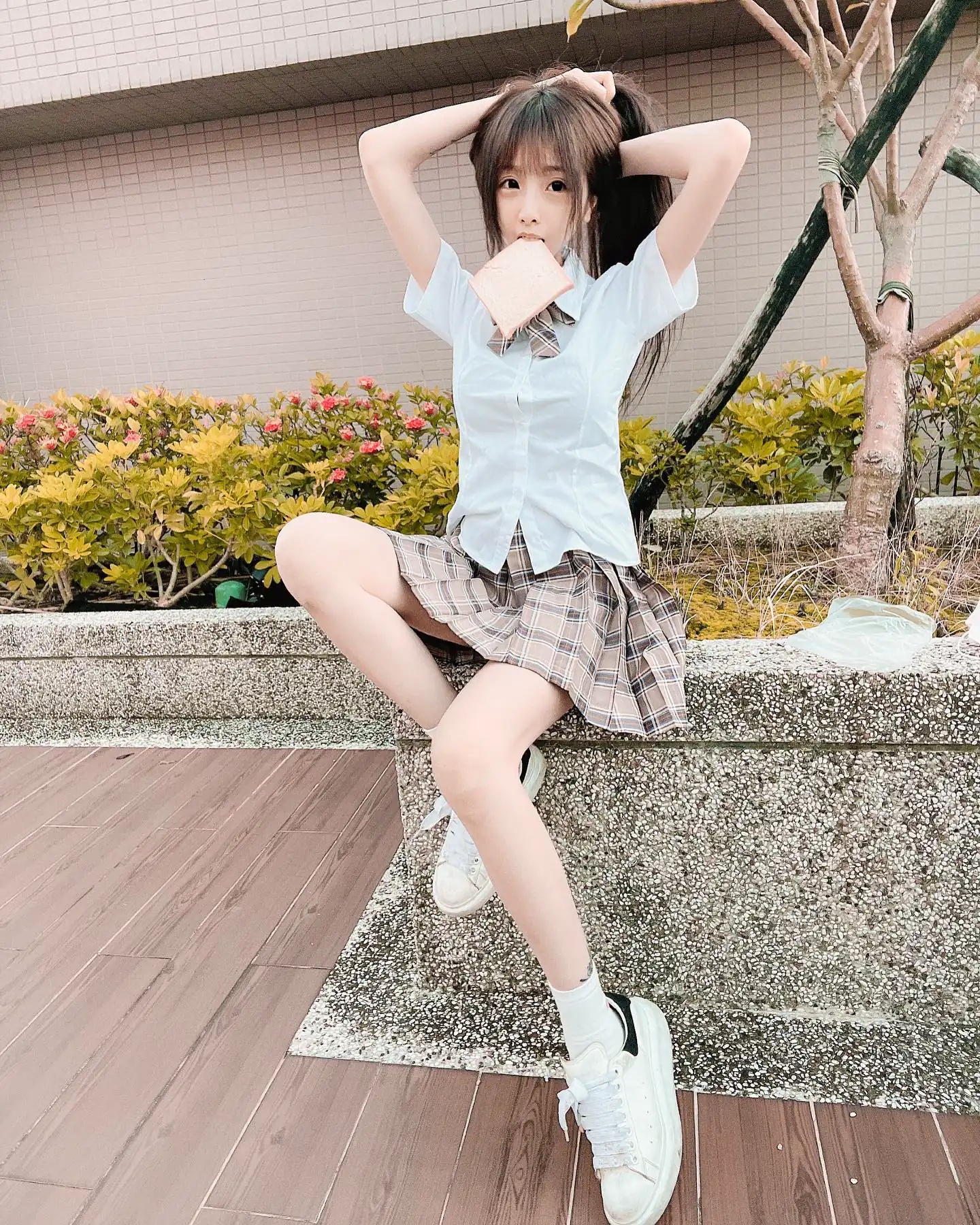 學生妹「徐比比」美體白嫩又骨感，制服一脫「隱藏版嫩乳」讓粉絲驚豔 - 網路美女