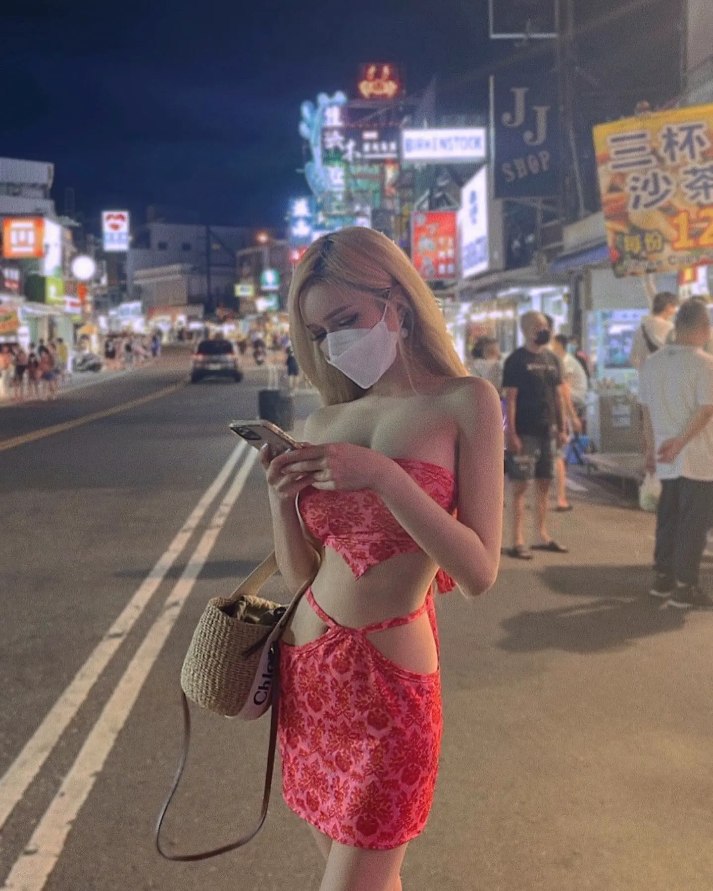大辣的來一份！墾丁大街巧遇爆乳辣妹「雲嫣」挺巨乳吃燒酒螺 - 網路美女