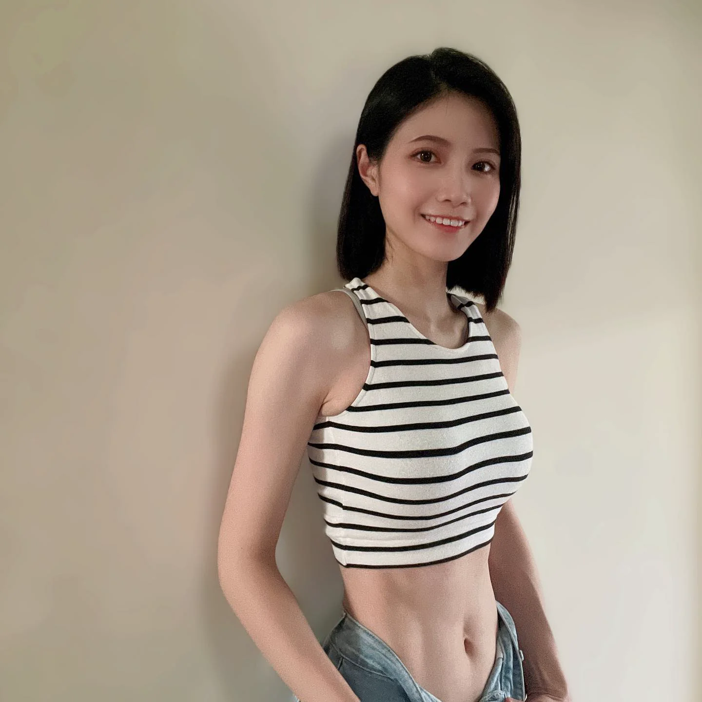 「清甜女孩」褲頭解開放曬性感辣肌，「緊緻水蛇腰」火燙誘惑 - 網路美女