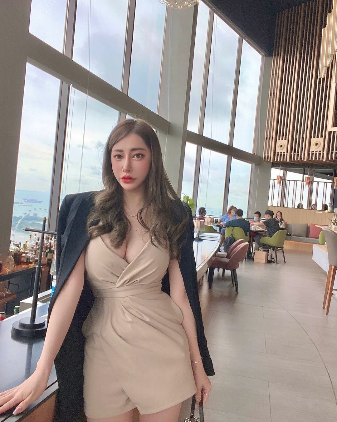 房地產專業的「性感辣妹」Nini妮妮！蕾絲馬甲秀「爆乳蠻腰」，苗條曲線好誘惑！ - 網路美女