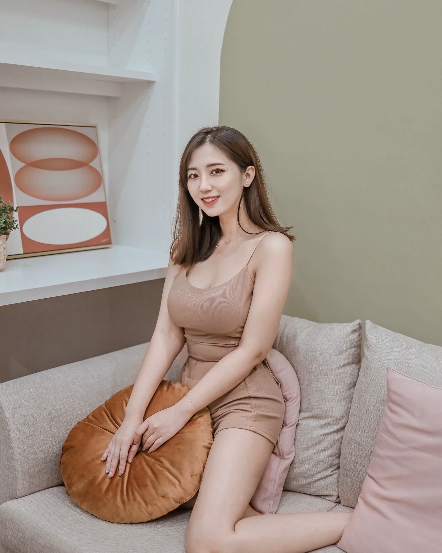 「清新正妹」跳出洶湧雪乳，白皙香肩征服整個雄性圈！ - 網路美女