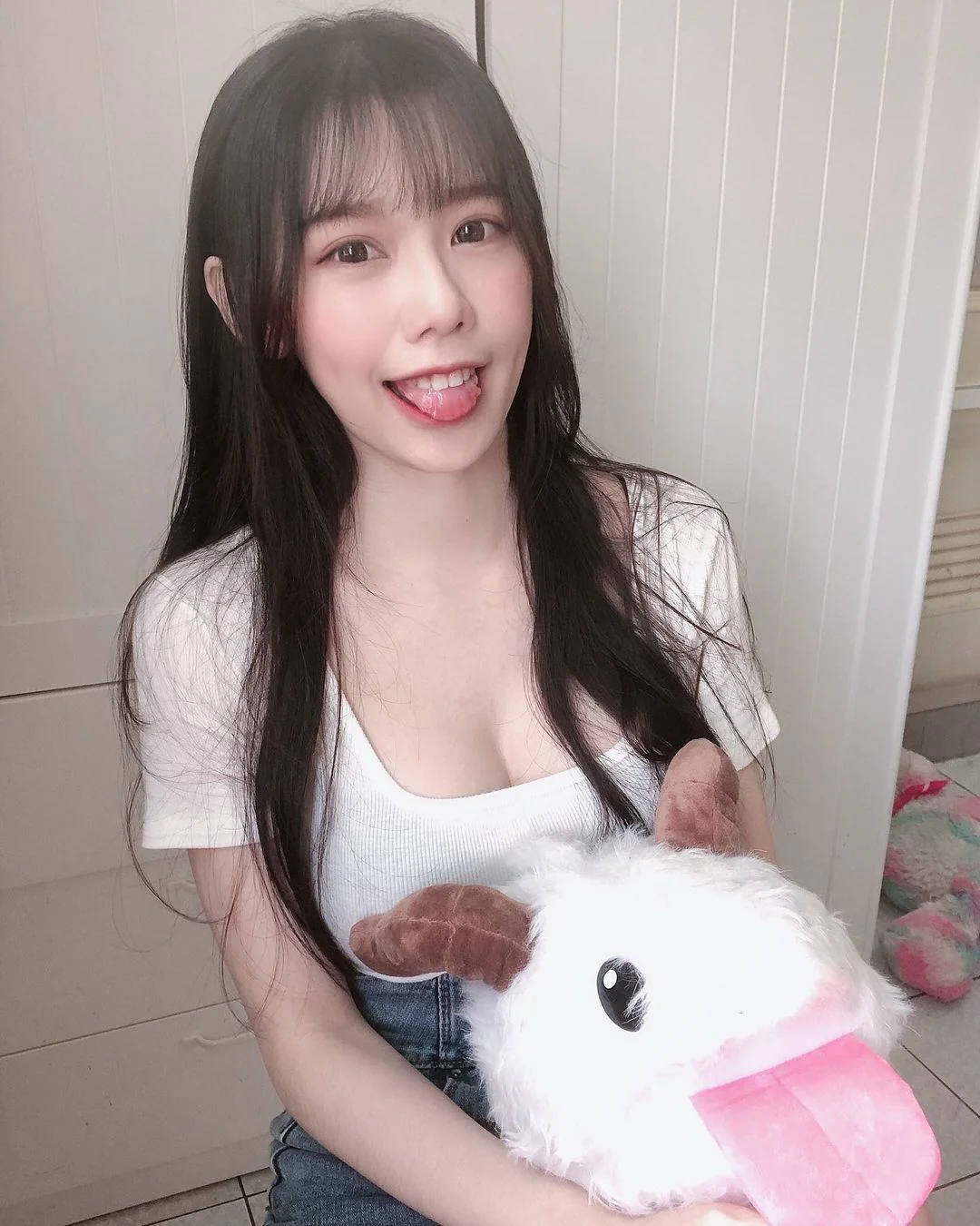 可愛俏麗的「美乳實況主」，性感旗袍超誘惑！「美乳嫩腿」讓網友狂點讚！ - 網路美女