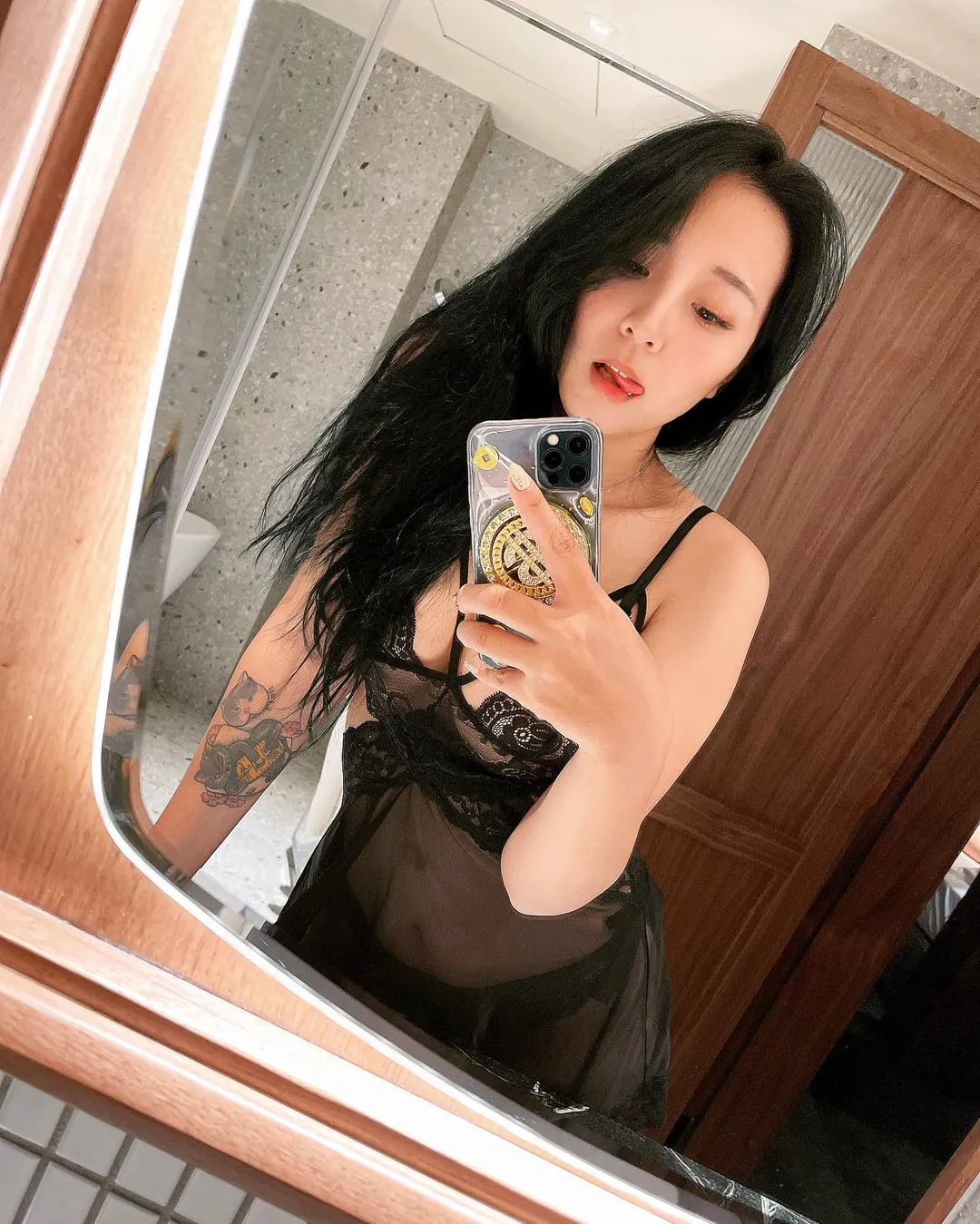 超挑逗蜜桃自拍！巨乳正妹「揉揉」屁股也有料，「飽滿翹臀」大方放送！ - 網路美女