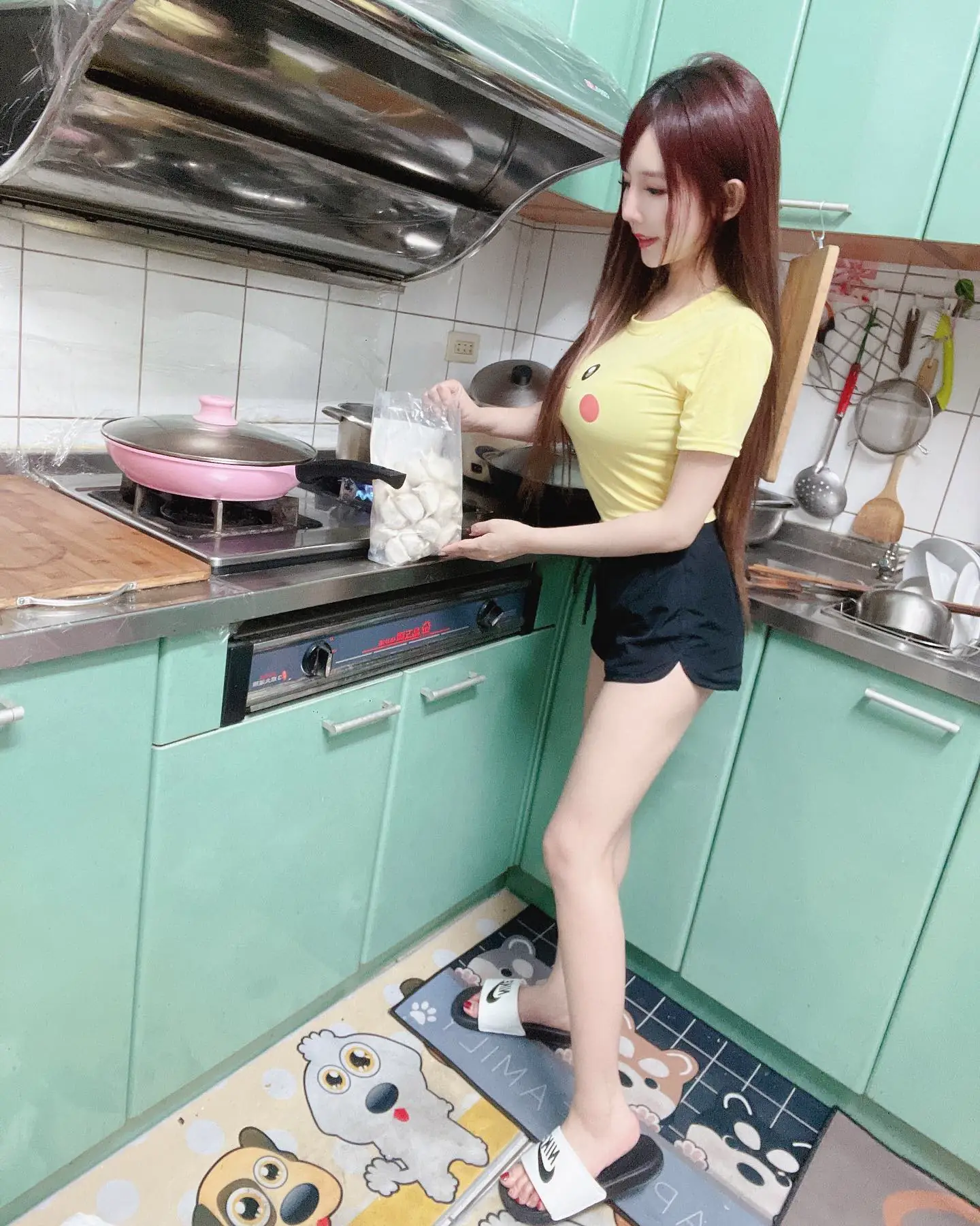 「蔡粉粉」暴力皮卡下廚，「猛乳翹臀」讓人超想來頓水餃餐 - 網路美女