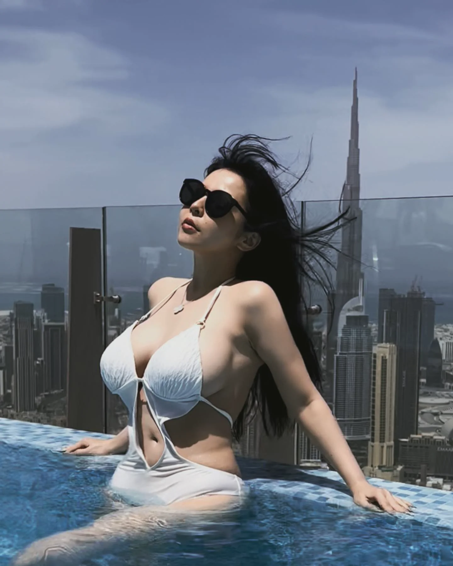 杜拜驚見猛乳妹「香菱Mandy」，遊艇只穿內衣大顯「巨大浮標」 - 網路美女