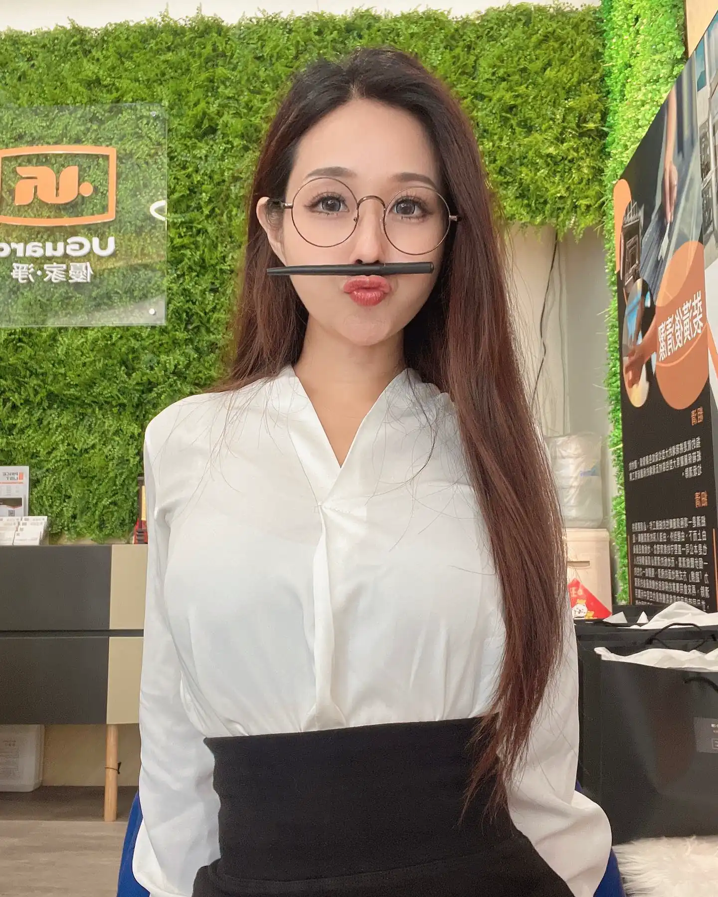 性感小秘書「黃洣Mi 」襯衫開開露飽滿美乳　上班耍點性感可以吧？ - 網路美女