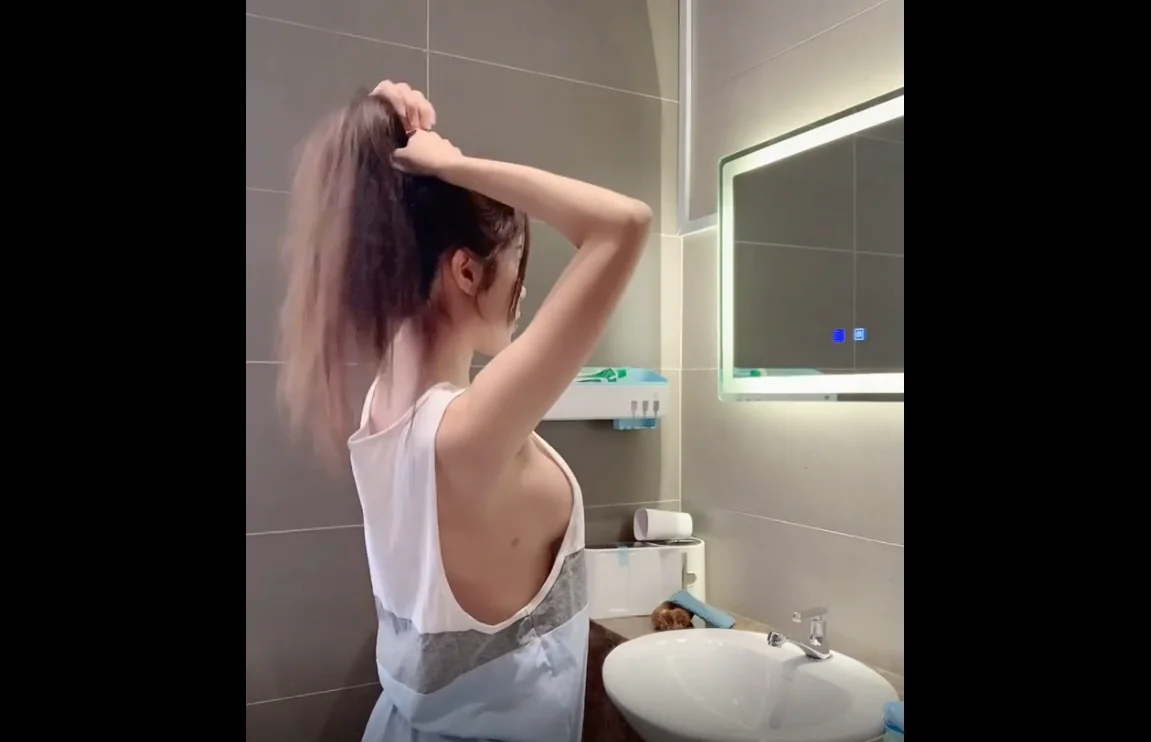 女友盥洗卻「露側乳誘惑」　寬鬆睡衣渾圓形狀遮不住！ - 網路美女