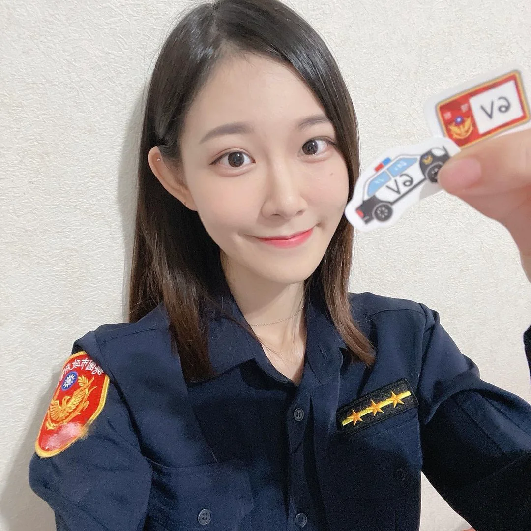 超清純甜美「正妹女警」又瘦又有料！比基尼照秀「美乳腹肌」讓網友大喊：快逮捕我！ - 網路美女