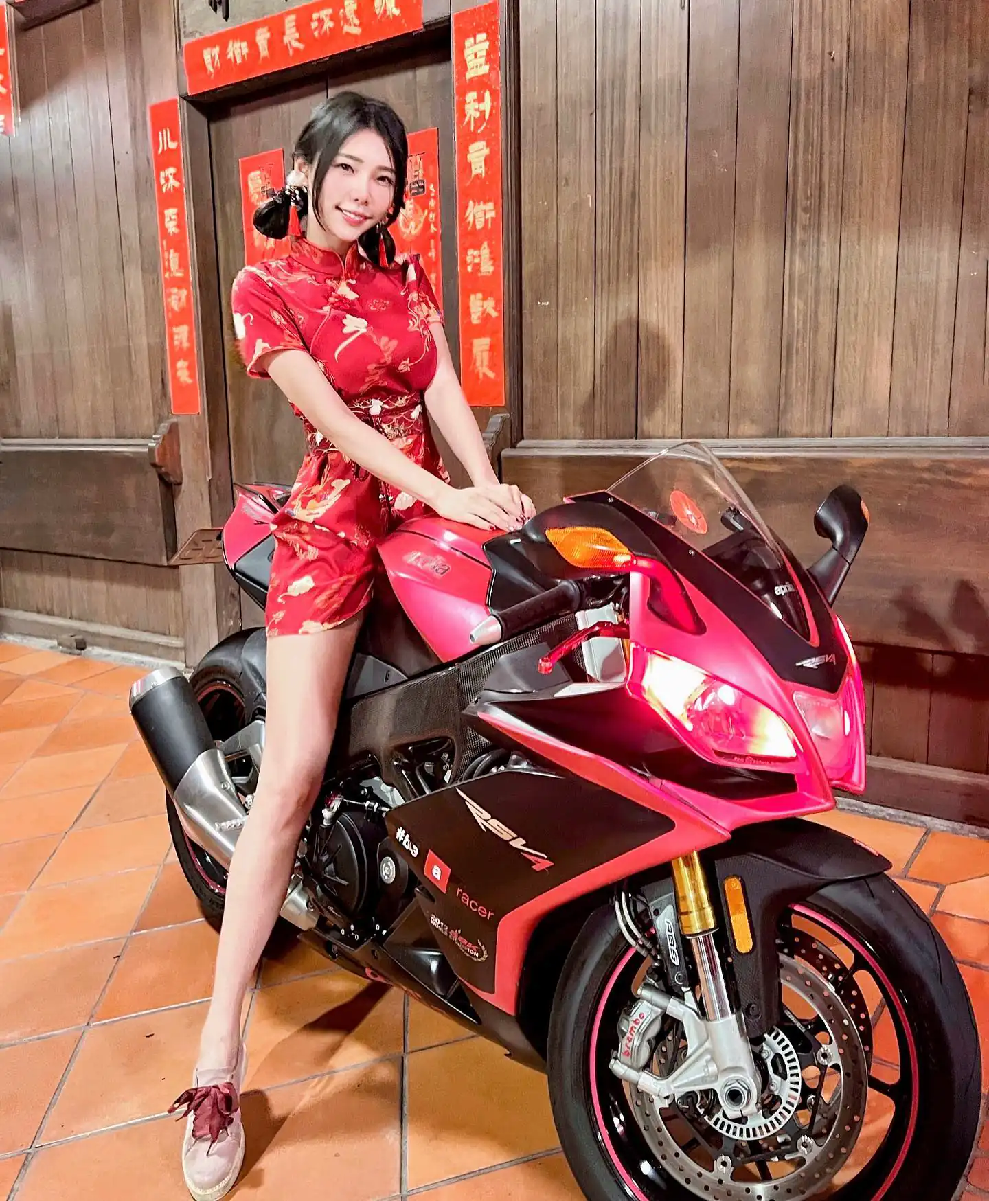 「性感旗袍妹」跨玉腿騎重機，違和畫面搭銷魂曲線讓人秒醉 - 網路美女