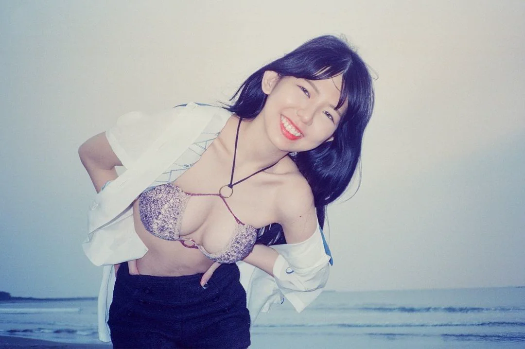 「成大醫學系正妹」比基尼玩水，性感火辣的「雪白美乳」充滿青春力量！ - 網路美女