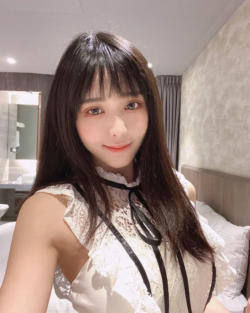 高顏值正妹「Meka_Ch」床上火辣自拍，「深溝微露」太讓人著迷！ - 網路美女