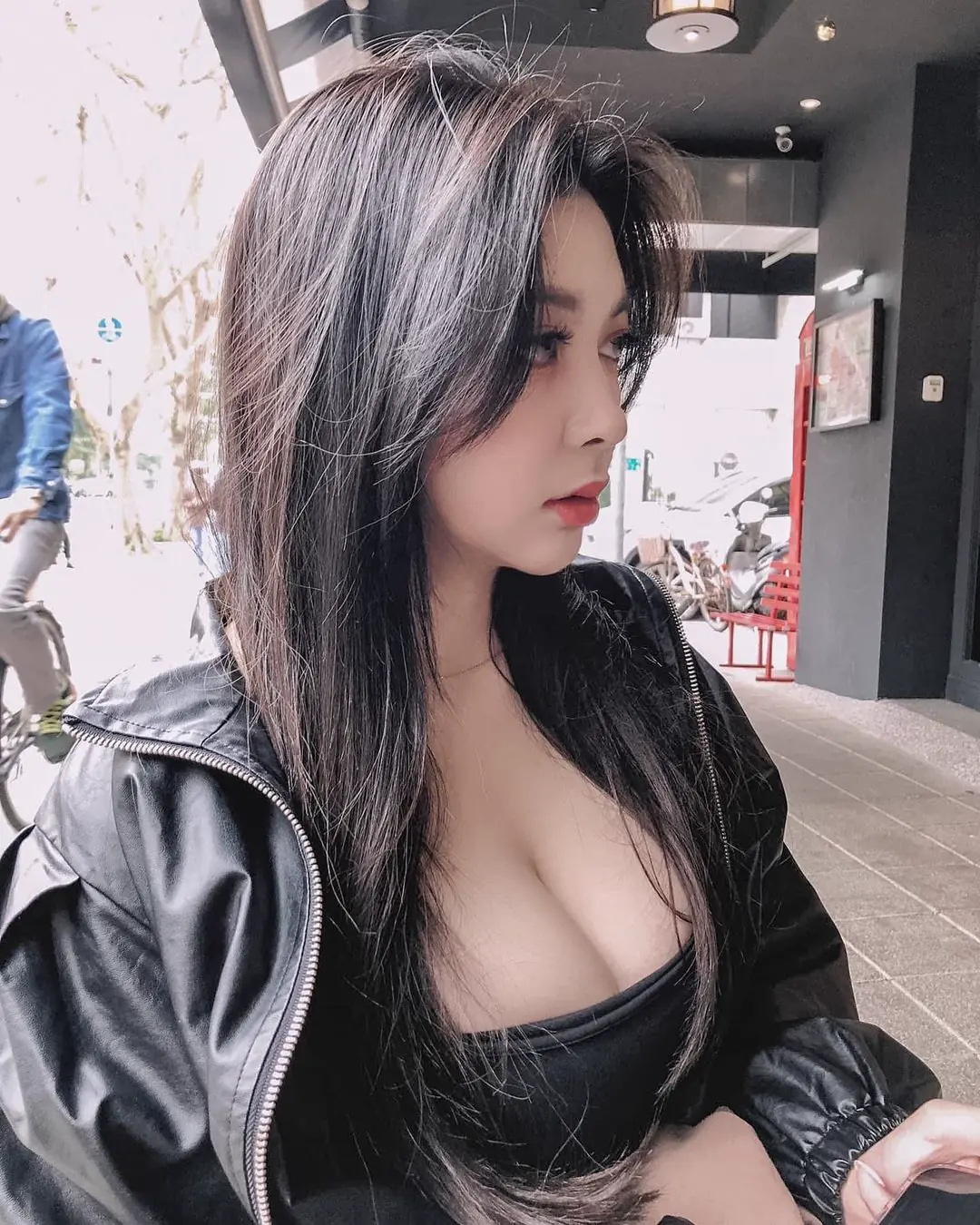 「白嫩巨乳正妹」街頭被抓拍！超豐腴弧度惹人注目，原來還是網拍老闆娘！ - 網路美女