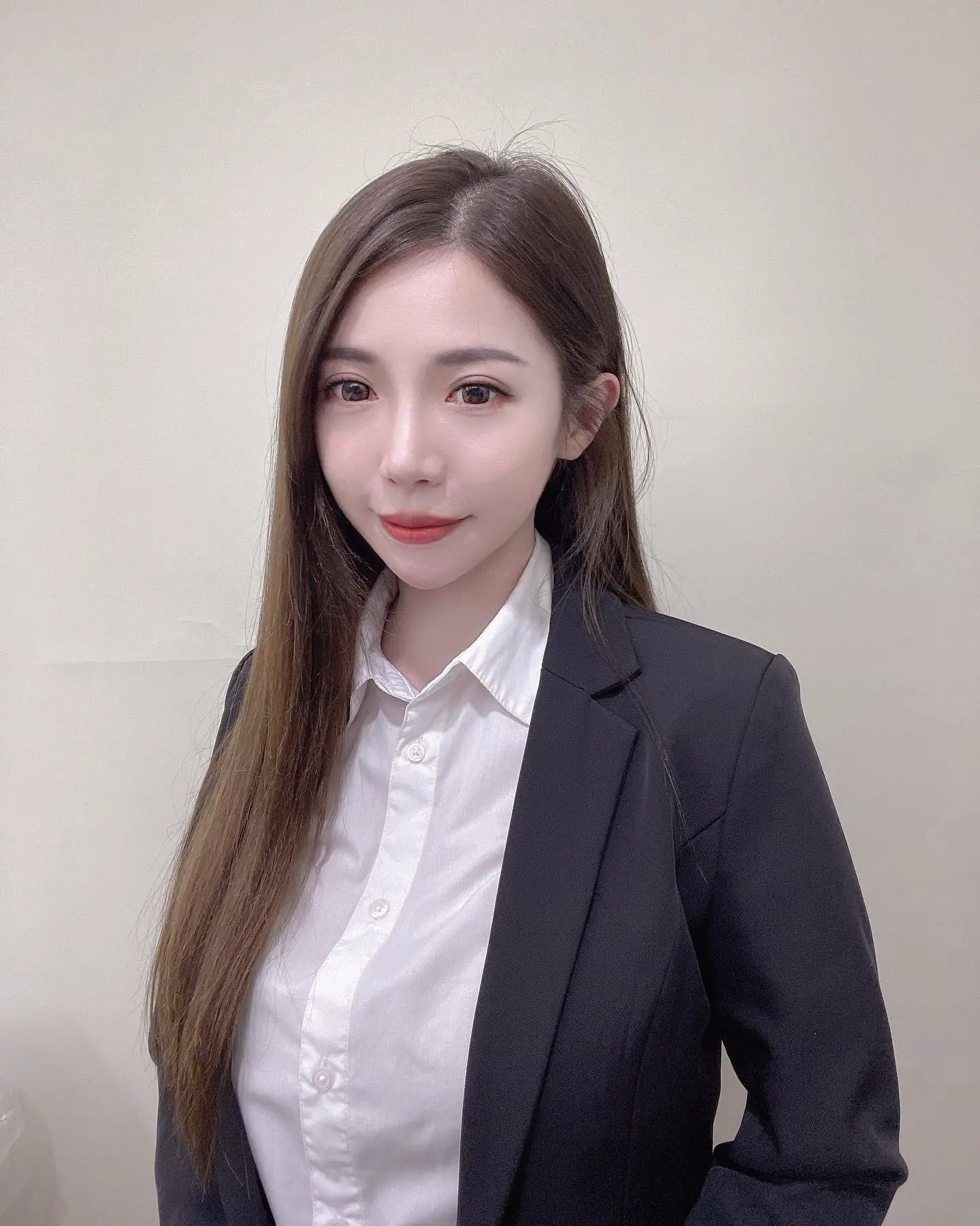 台中正妹房仲「柔柔Rou」保守套裝底下隱藏火辣曲線！ - 網路美女