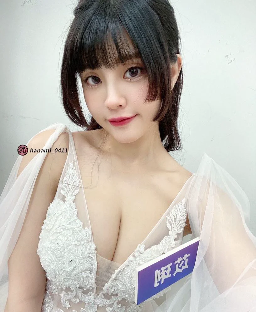 正妹「苡琍」胸前大挖空造型超辣，「飽滿乳量」太吸眼球！ - 網路美女
