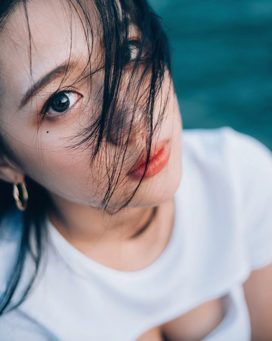 香港正妹「比基尼爆乳」好傲人！眼角淚痣可愛又嫵媚，網友：想一起喝絲襪奶茶 - 網路美女