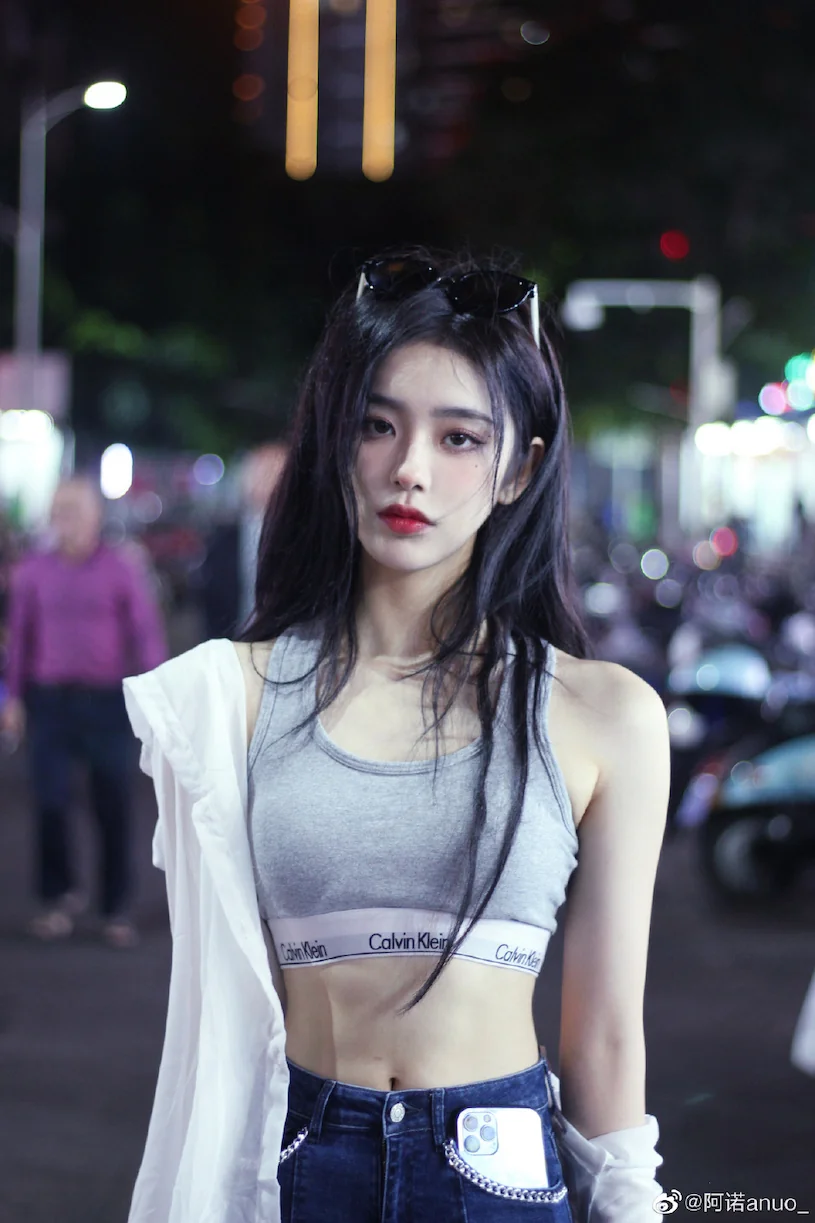 白皙正妹「穿運動裝上街好辣」，「誘惑曲線」讓人狂回頭！ - 網路美女