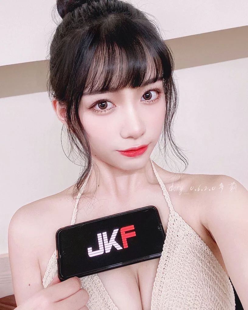 可愛正妹「Dory」粉嫩內衣好迷人，「性感的胸前畫面」讓人著迷！ - 網路美女