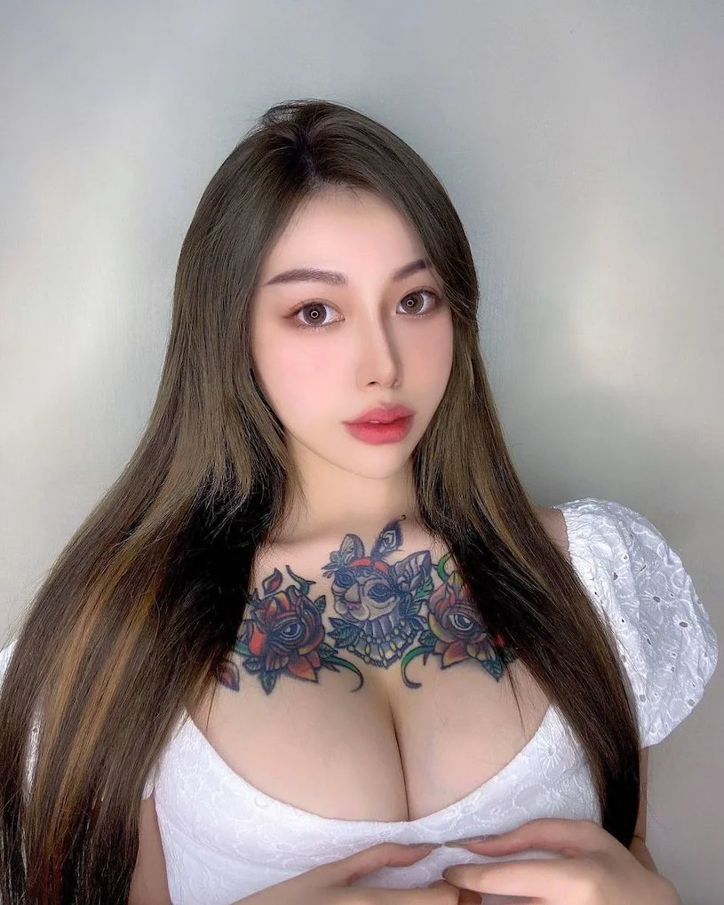 E奶正妹「李靜」運動內衣造型爆辣，「誘惑曲線」姿勢好挑逗！ - 網路美女