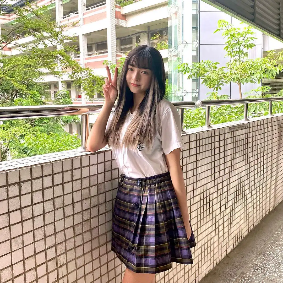 秀峰高中「超正學生妹」，制服下暗藏火辣曲線，上大學後穿搭大解放！ - 網路美女
