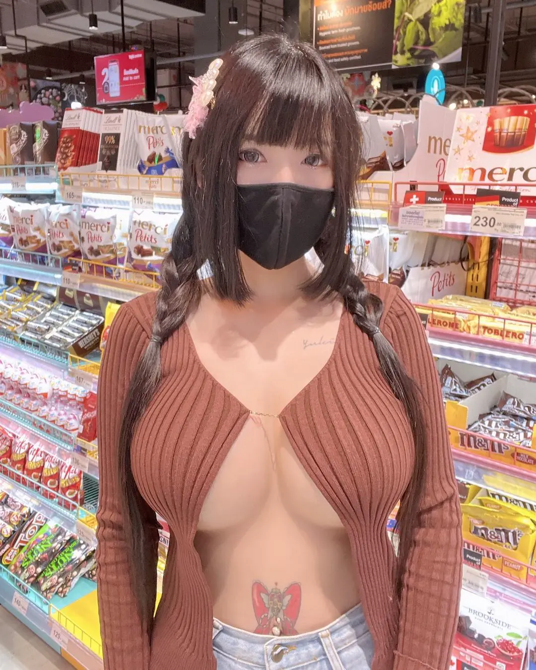 超商驚見「巨乳萌妹」上身只穿兩片布！「白嫩南半球」露出吹風！ - 網路美女
