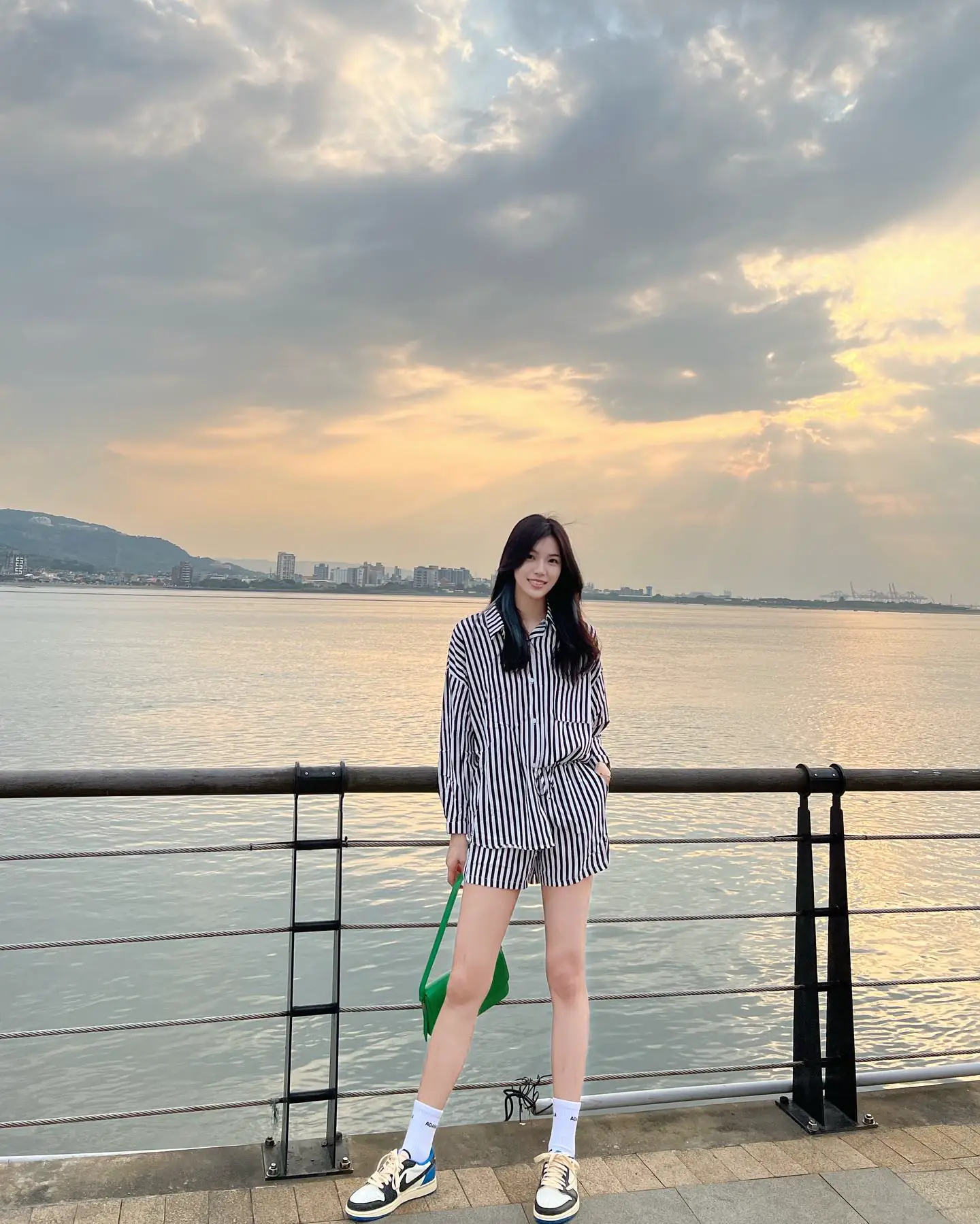 淡水河邊驚見「高挑正妹」，甜笑搭完美玉腿　腿控嗨：「撿到寶」 - 網路美女