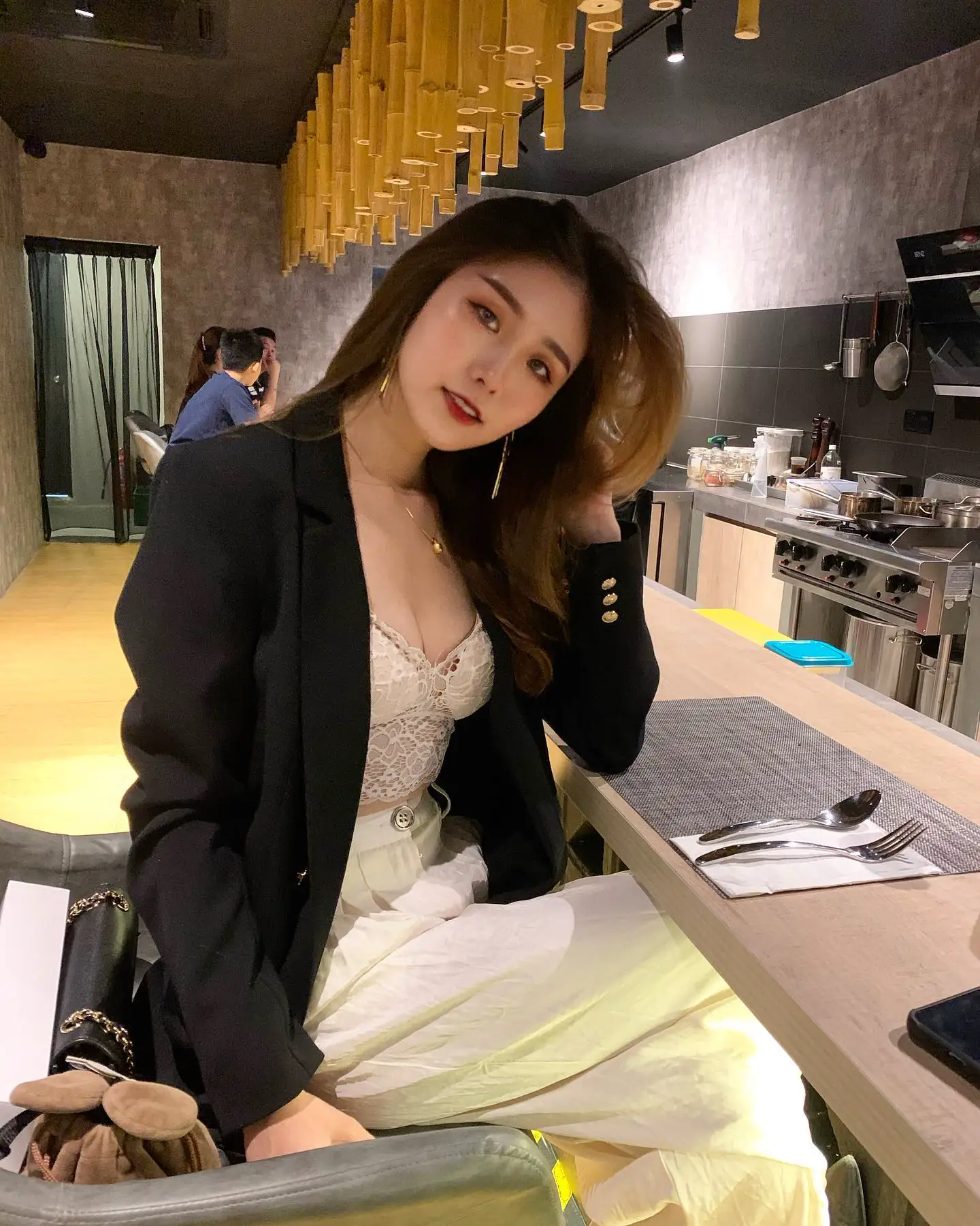 男女通殺！大眼正妹時尚氣質藏不住　率性又知性舉手投足散發迷人魅力 - 網路美女