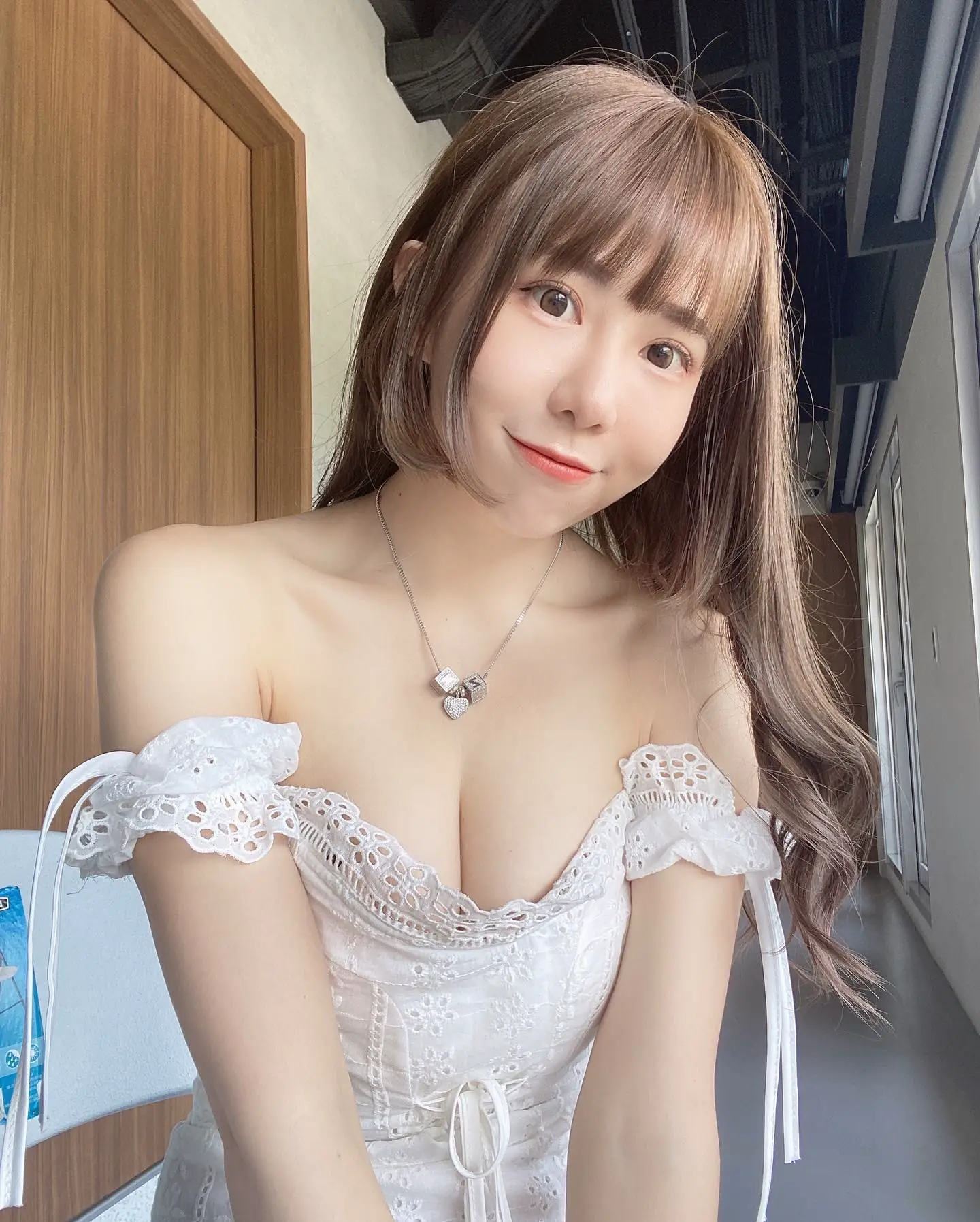 球場最美的風景！啦啦女神「梓梓」新隊服曝光！曬「事業線＋白皙美腿」造福網友 - 網路美女