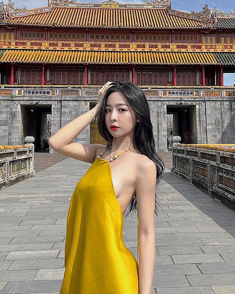 高顏值正妹「古城前側露美乳」，「堅挺胸形」好有透視感！ - 網路美女