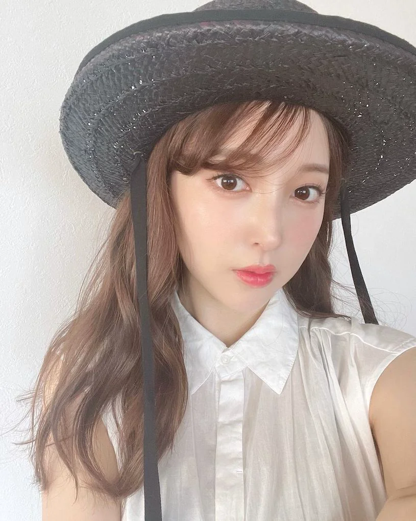 美腿正妹「臉蛋神似三上悠亞」，做日光浴的美腿太逆天！ - 網路美女