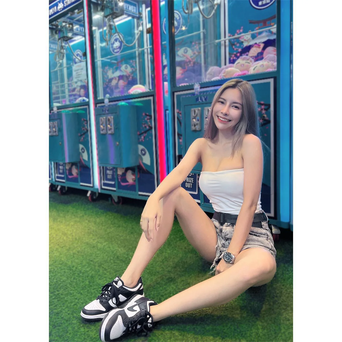 娃娃機店驚見性感正妹「西西CC」，小可愛包覆「巨猛大車燈」讓人超想帶回家 - 網路美女