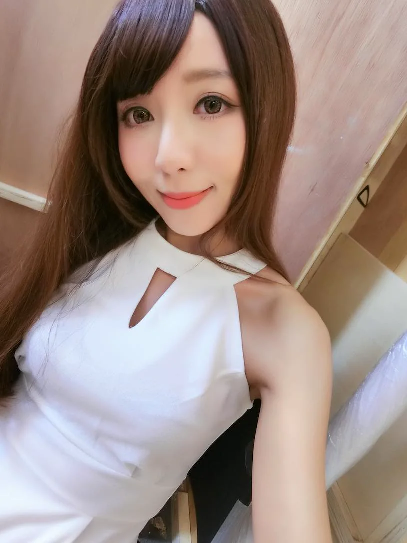 顏值很高的迷人女神「步步」，氣質禮服「好凸顯性感曲線」！ - 網路美女