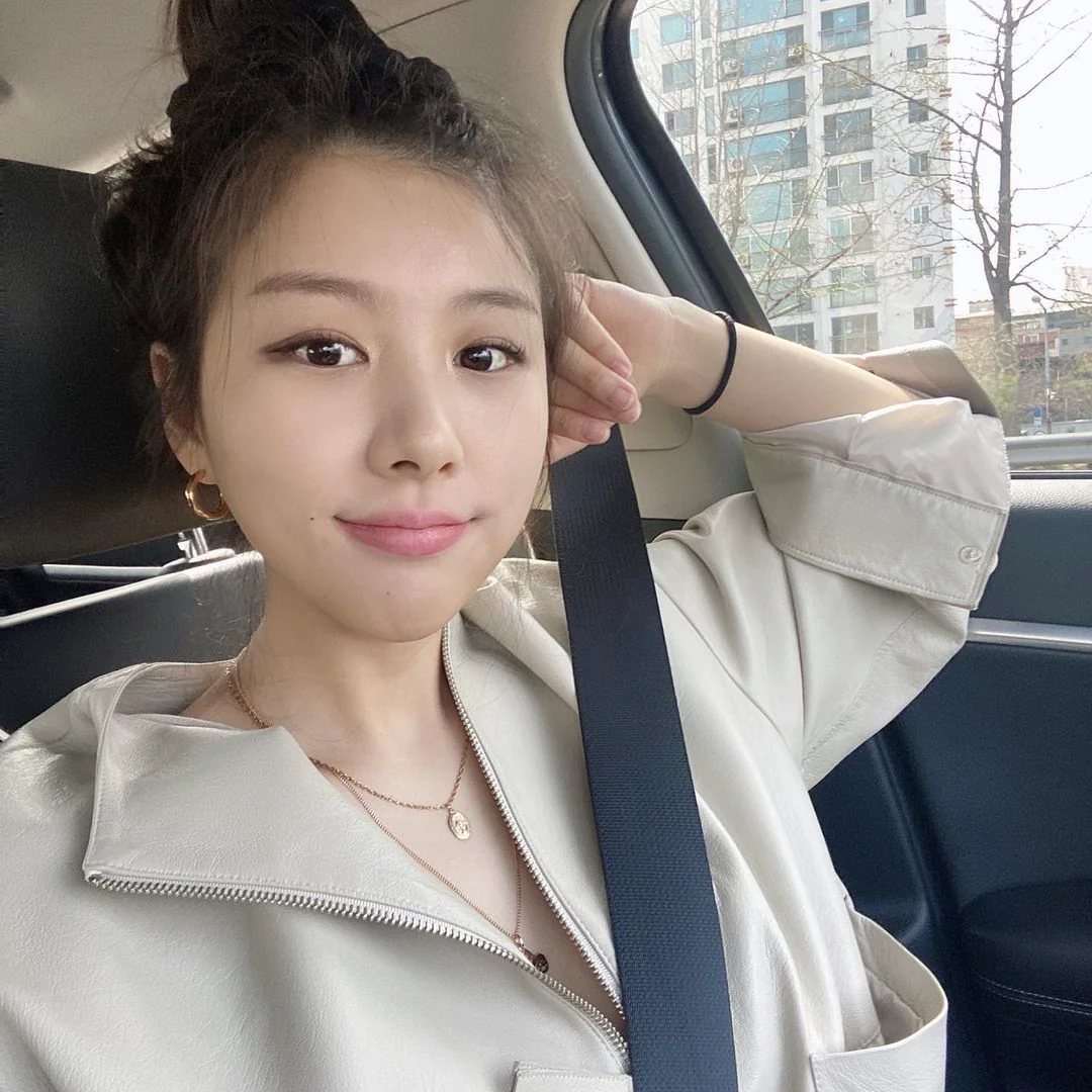 超會藏！「正妹創意總監」臉蛋無害身材兇猛，彎腰瞬間「巨乳彈出」！ - 網路美女