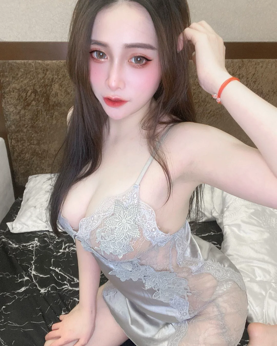 巨乳小隻馬「Vina 唯娜」居家睡衣太惹火，透膚蕾絲挺「E罩杯雪乳」！ - 網路美女