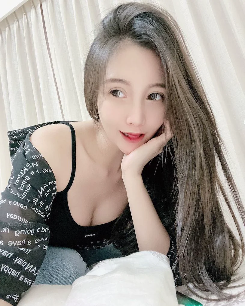 長髮正妹「陳薇」自拍時視角太辣，「性感深溝」好誘惑呀！ - 網路美女