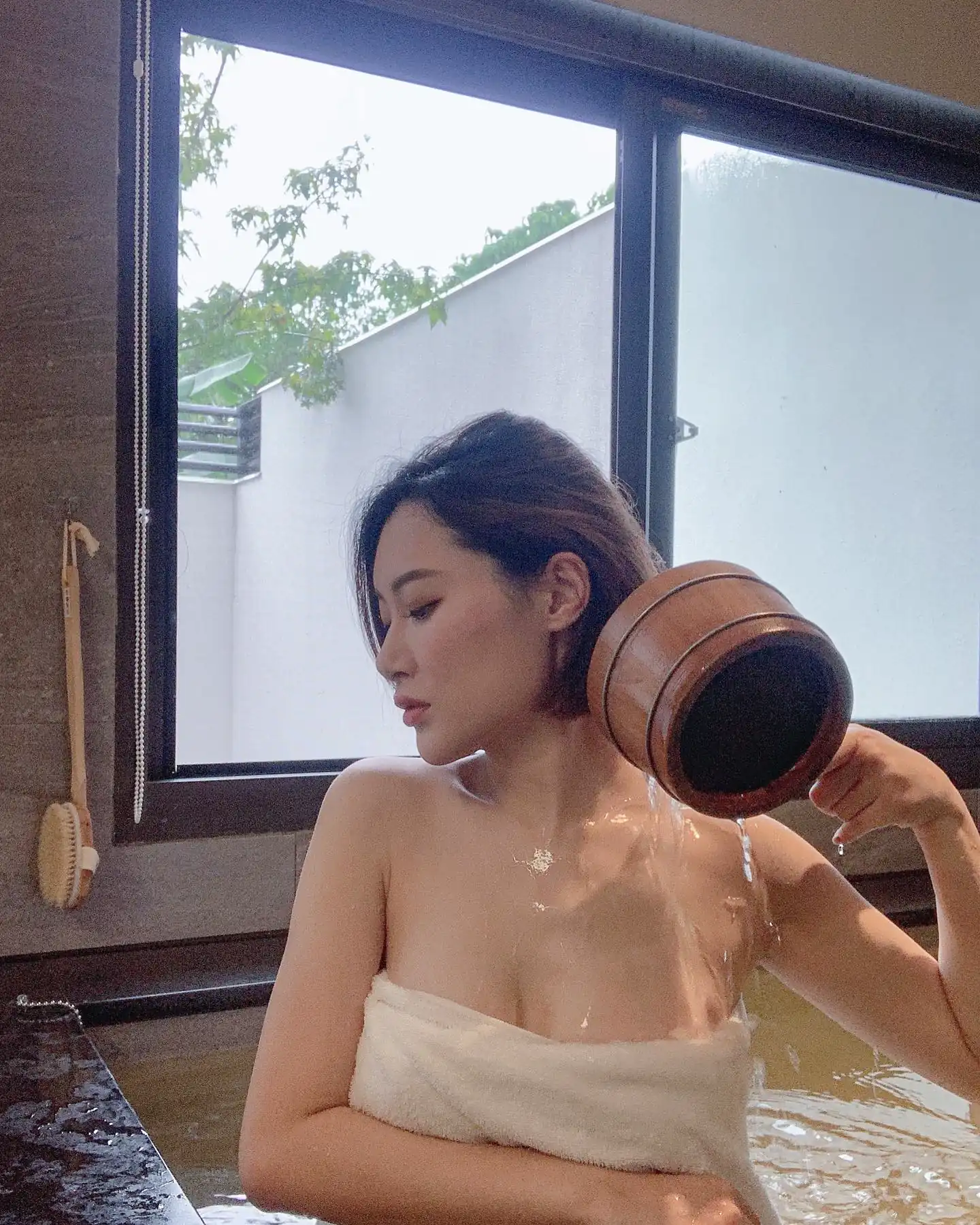 直擊短髮正妹「徐紜」辣氣泡湯，嫩乳被潑濕讓粉絲喊：「超燙！」 - 網路美女