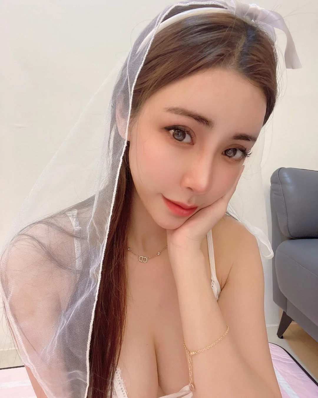 絕美御姐「Angel Liya」化身巨乳新娘，純慾白紗配爆乳深溝，讓人想瘋狂娶她！ - 網路美女