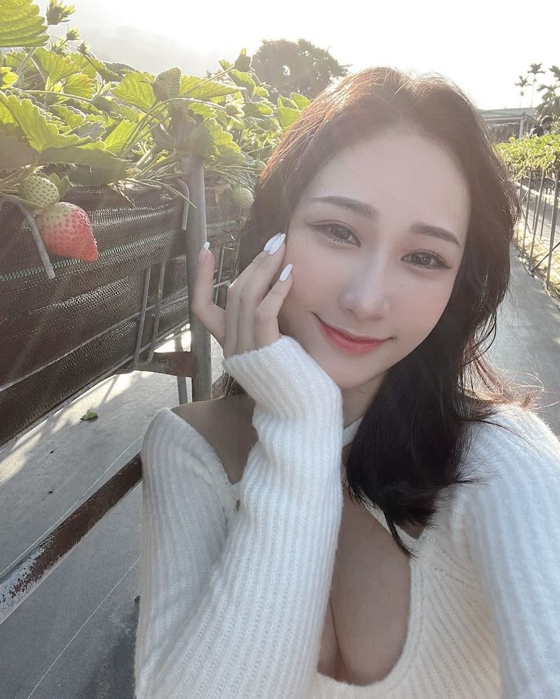 正妹「Sunny」採草莓深溝乍現，「深長事業線」成自拍亮點！ - 網路美女