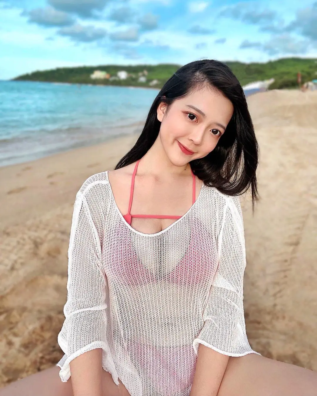 172 cm 正妹業務「品妍」參觀工廠穿這樣！轉身回眸驚現完美 S 曲線 - 網路美女