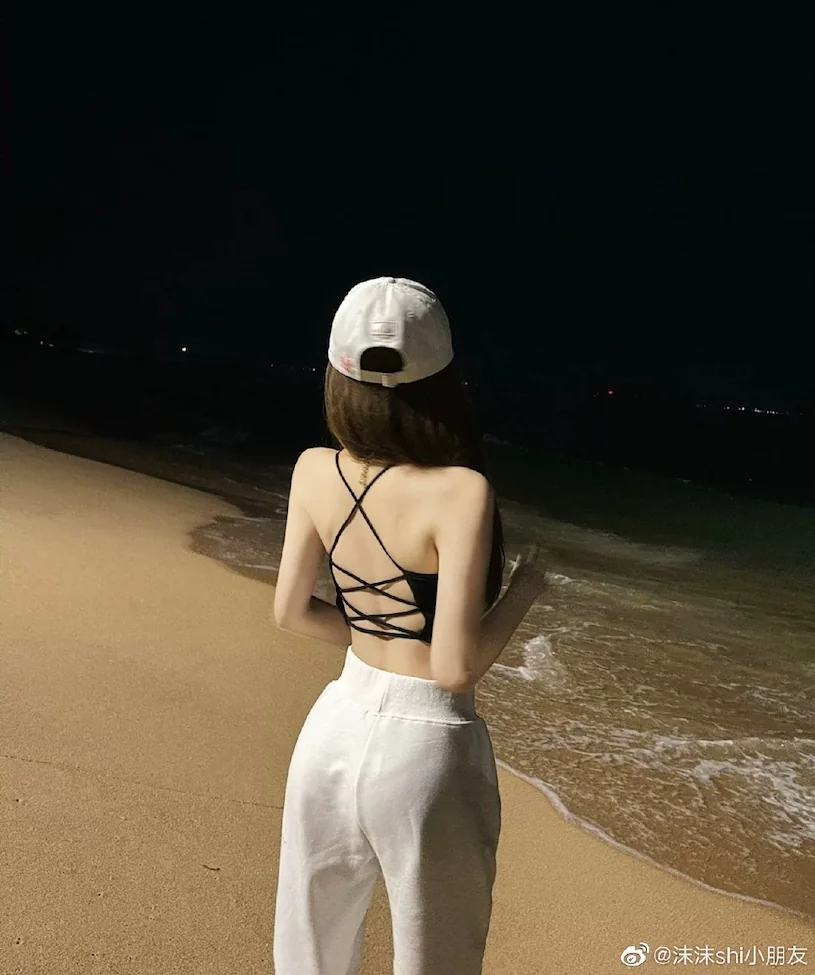 海邊發現「超誘惑露背裝辣妹」，「轉正面的高顏值」美暈網友！ - 網路美女
