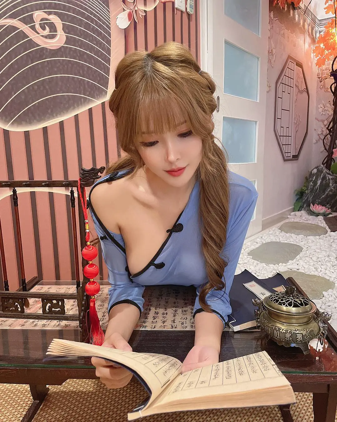 書唸到床上去！「巨乳女書僮」衣衫不整好撩人，「人字美乳」若隱若現！ - 網路美女