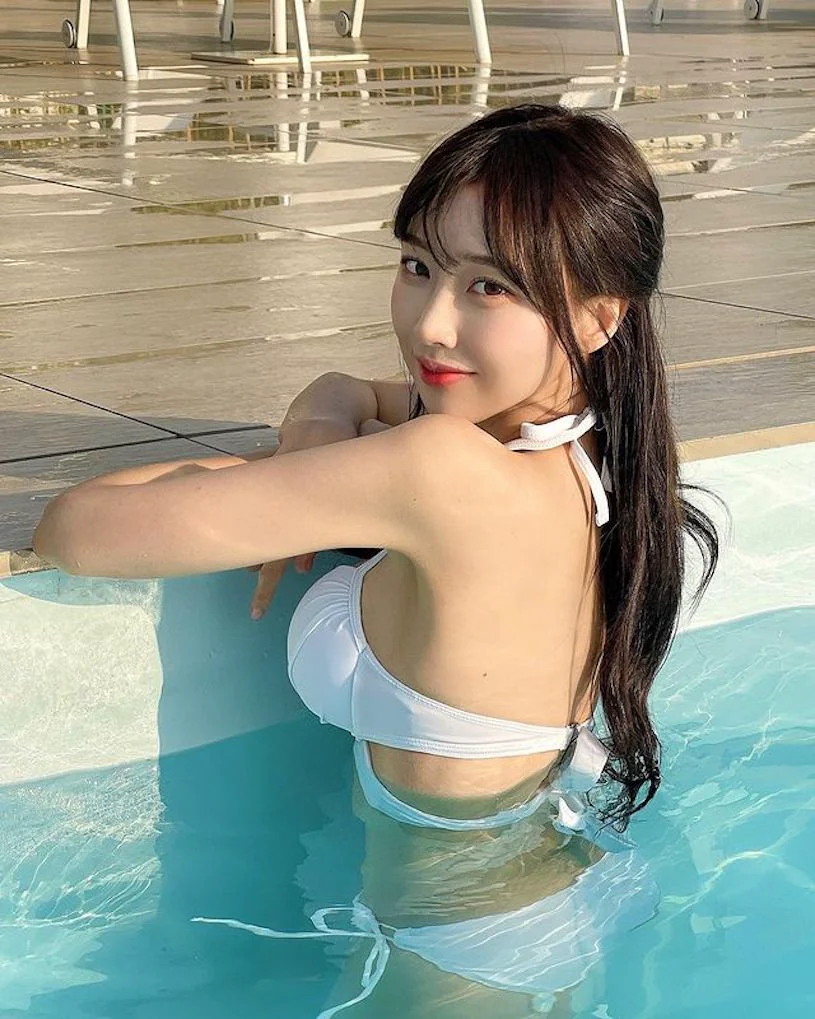 可愛正妹「水中甜笑曲線好辣」，「性感眨眼」讓人馬上被電暈！ - 網路美女
