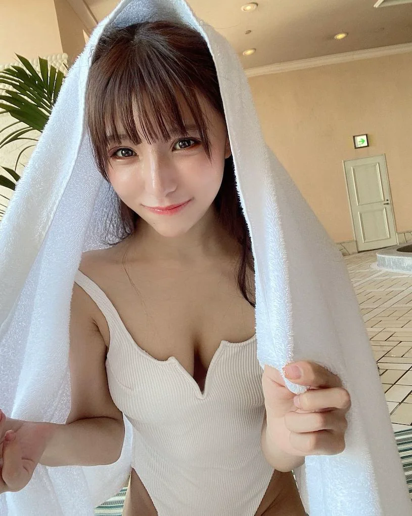正妹賽車皇后「特愛拍美臀視角」，「性感挺臀姿勢」畫面好辣！ - 網路美女