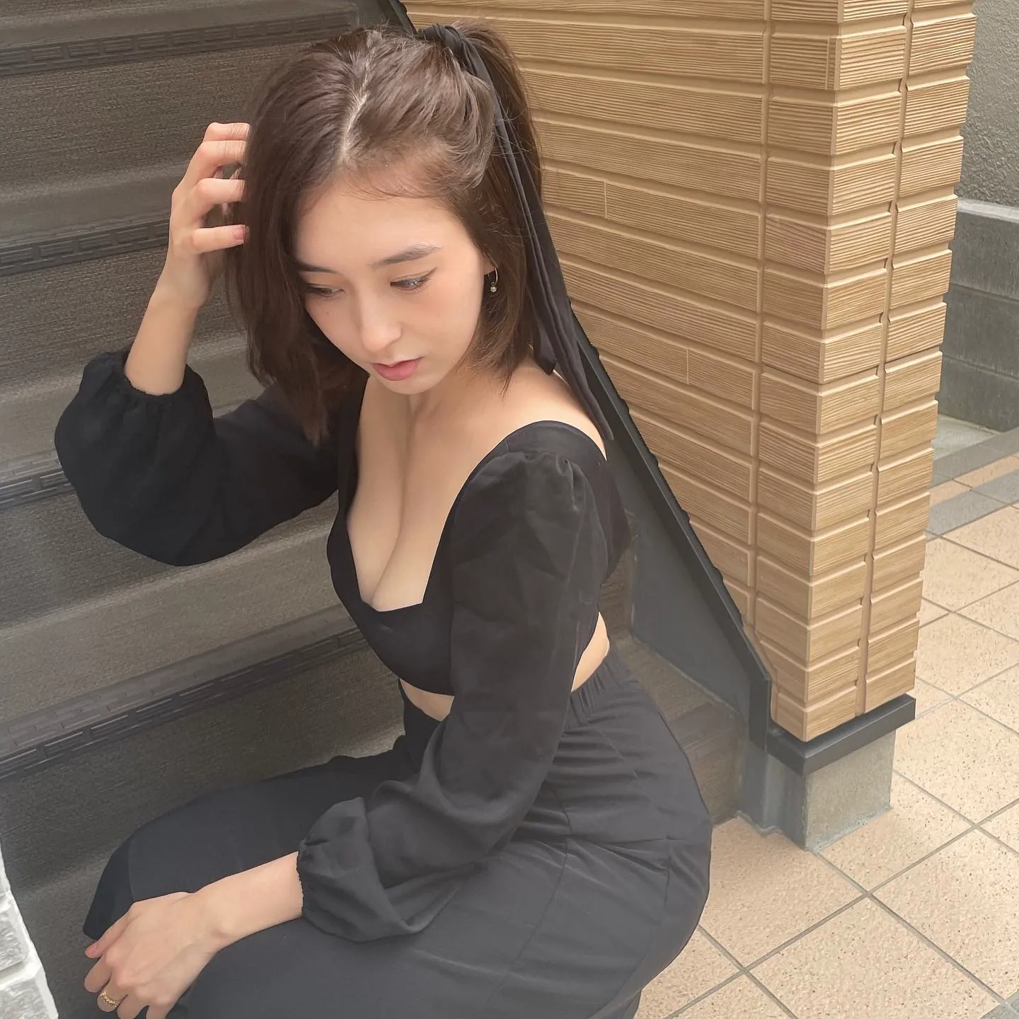 樓梯口驚見「混血辣妹」，上帝視角直接送上福利「大雪霸」！ - 網路美女
